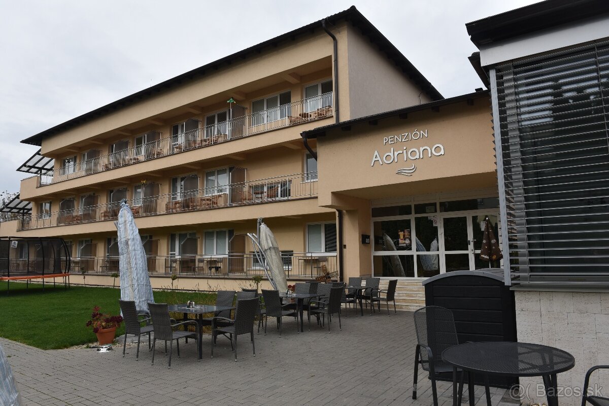 Penzion Adriana – exteriér s nápisem