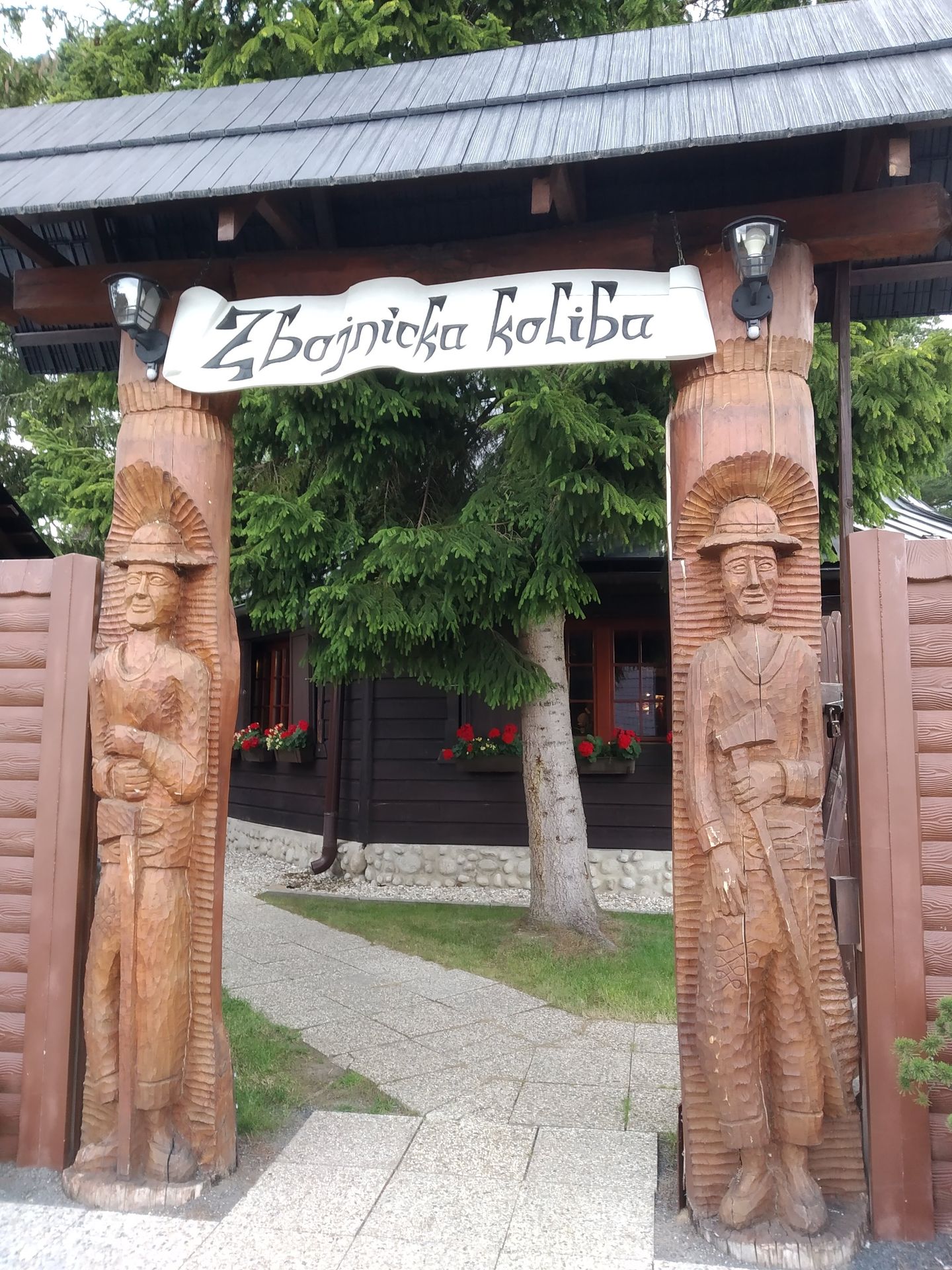 Zbojnícka koliba – vstupní brána s vyřezávanými sochami