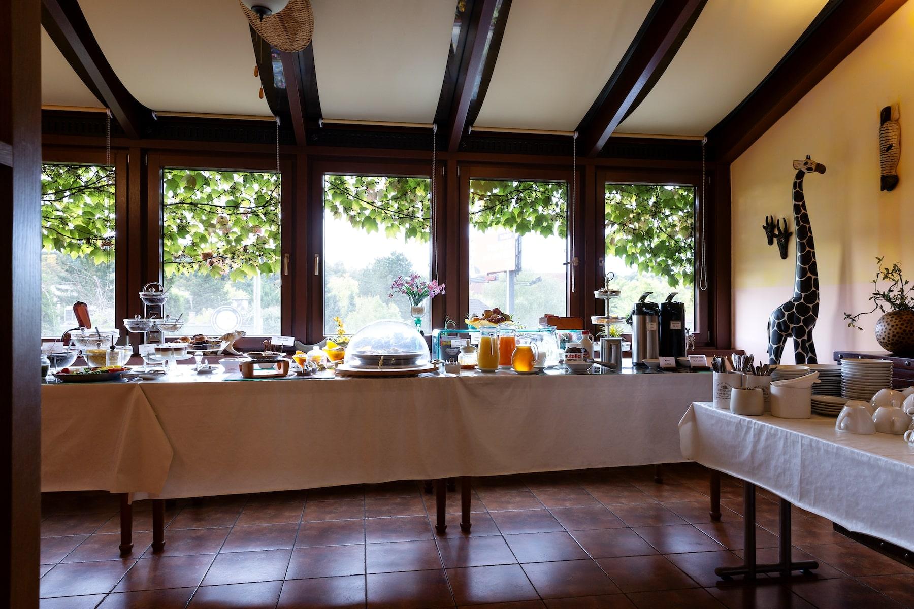 Hotel Max Inn – snídaňová místnost s panoramatickým výhledem