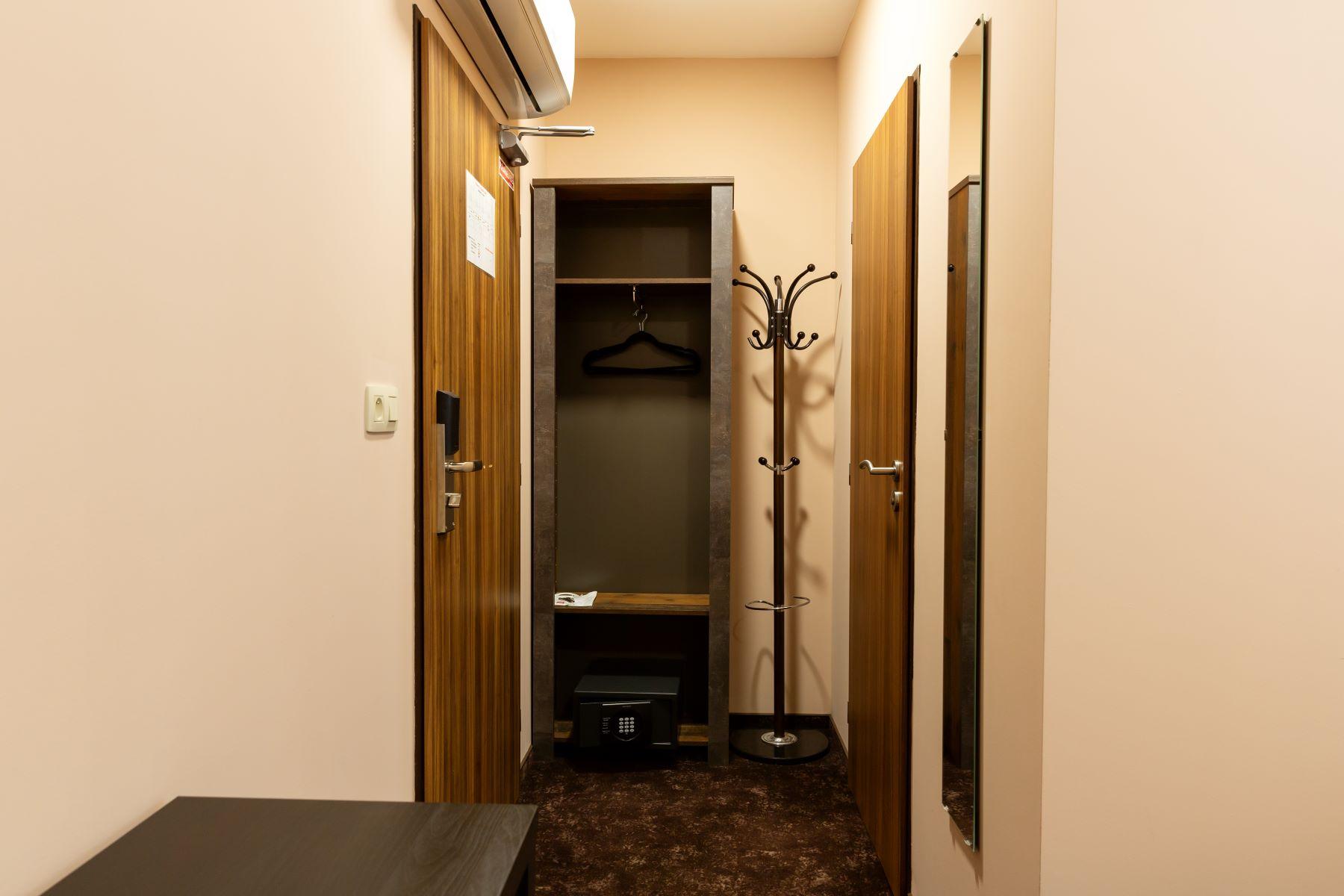 Hotel Max Inn – vstupní část pokoje se sejfem