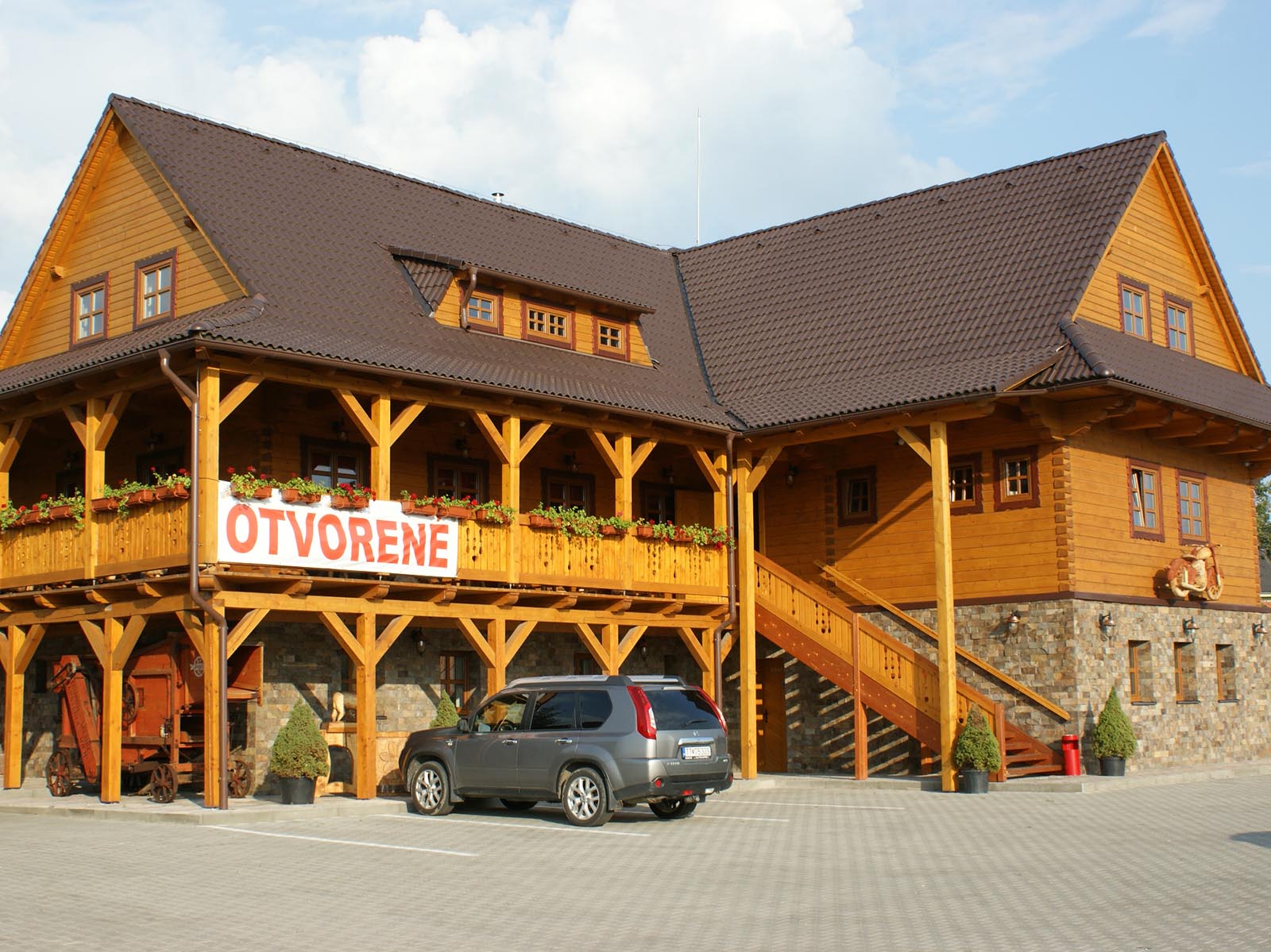 Koliba Kriváň – krytá terasa u vstupu