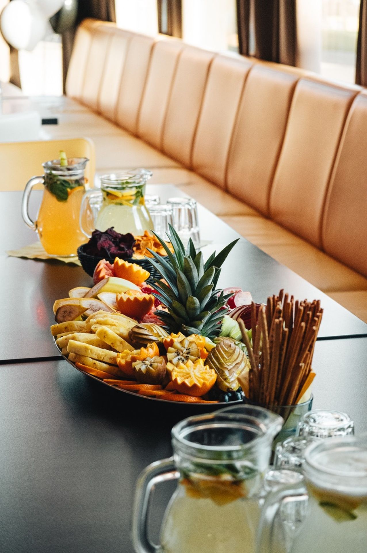 MONSTERS cafe and bar – interiér s výhledem do zeleně
