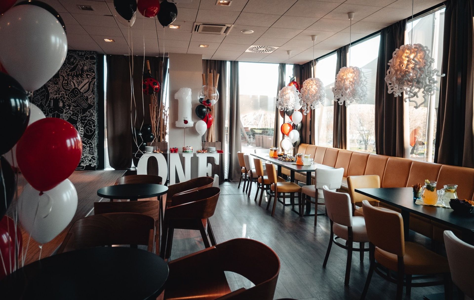 MONSTERS cafe and bar – salonek / eventový prostor
