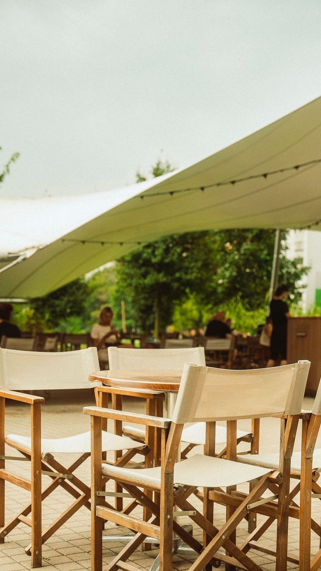 MONSTERS cafe and bar – terasa se sluneční clonou