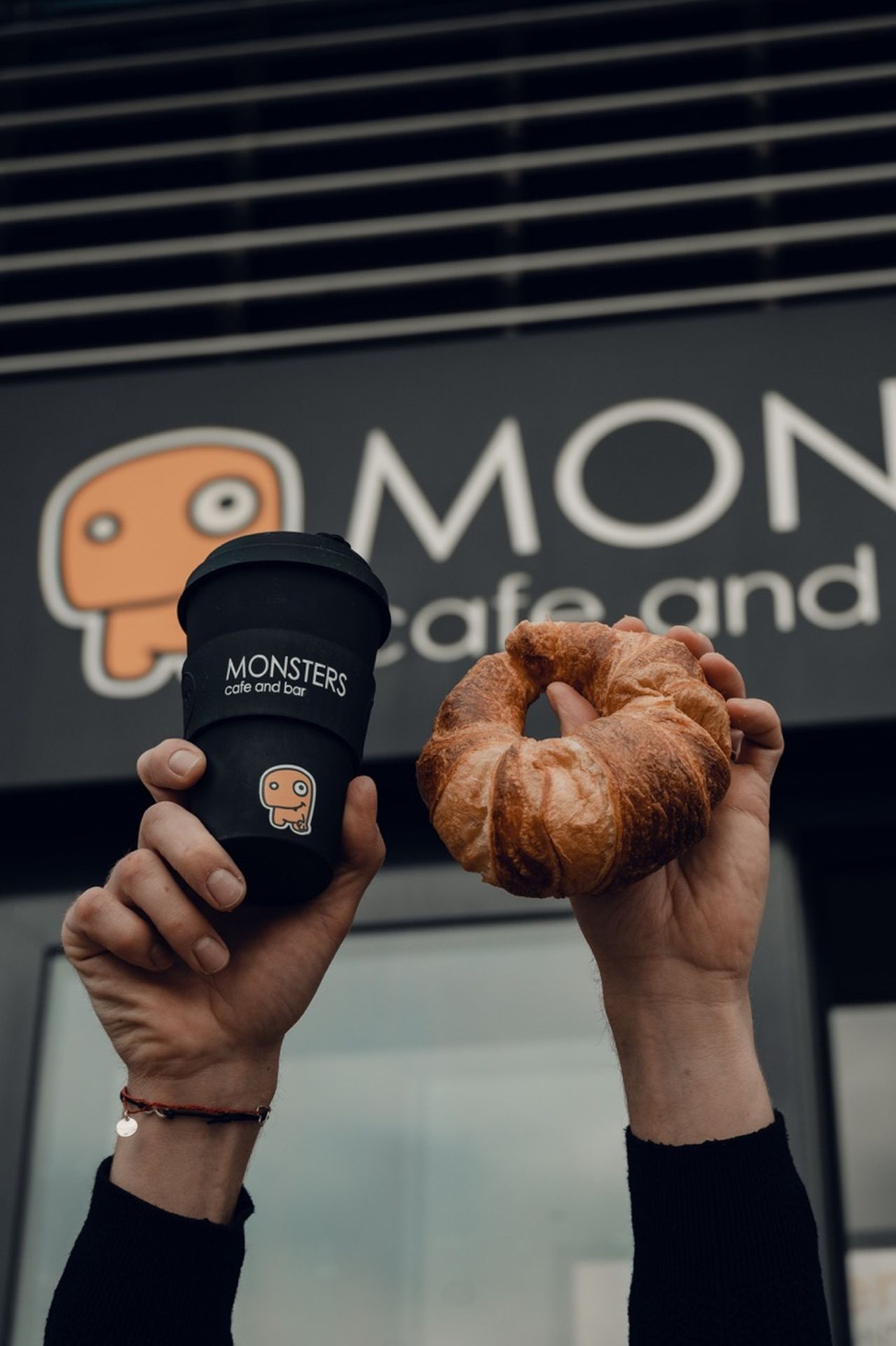 MONSTERS cafe and bar – exteriér s označením provozu