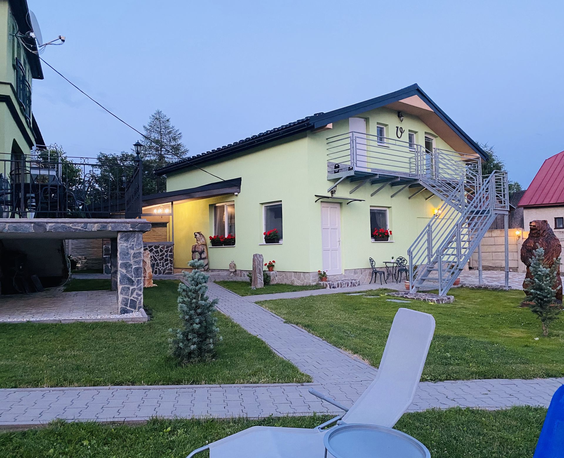 Vila Viktória – exteriér (hlavní i vedlejší budova)
