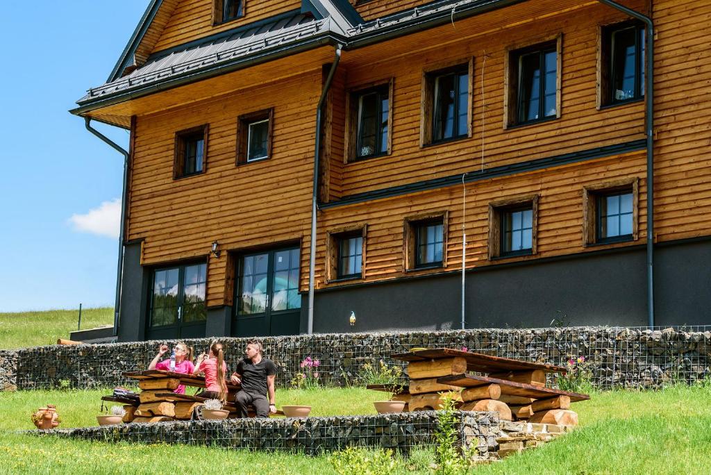 Belianska Chata – dřevěná fasáda a venkovní posezení