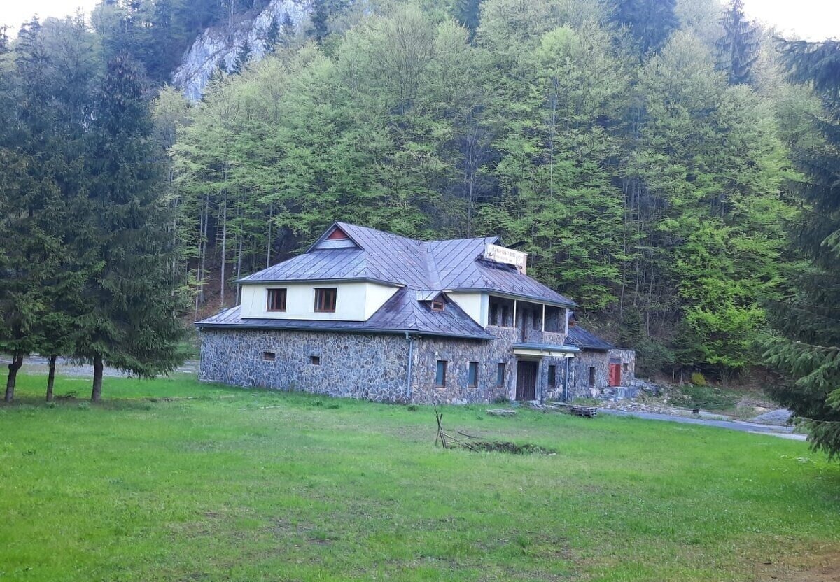 Horský hotel Šturec – exteriér v horském lesním prostředí pod Donovaly