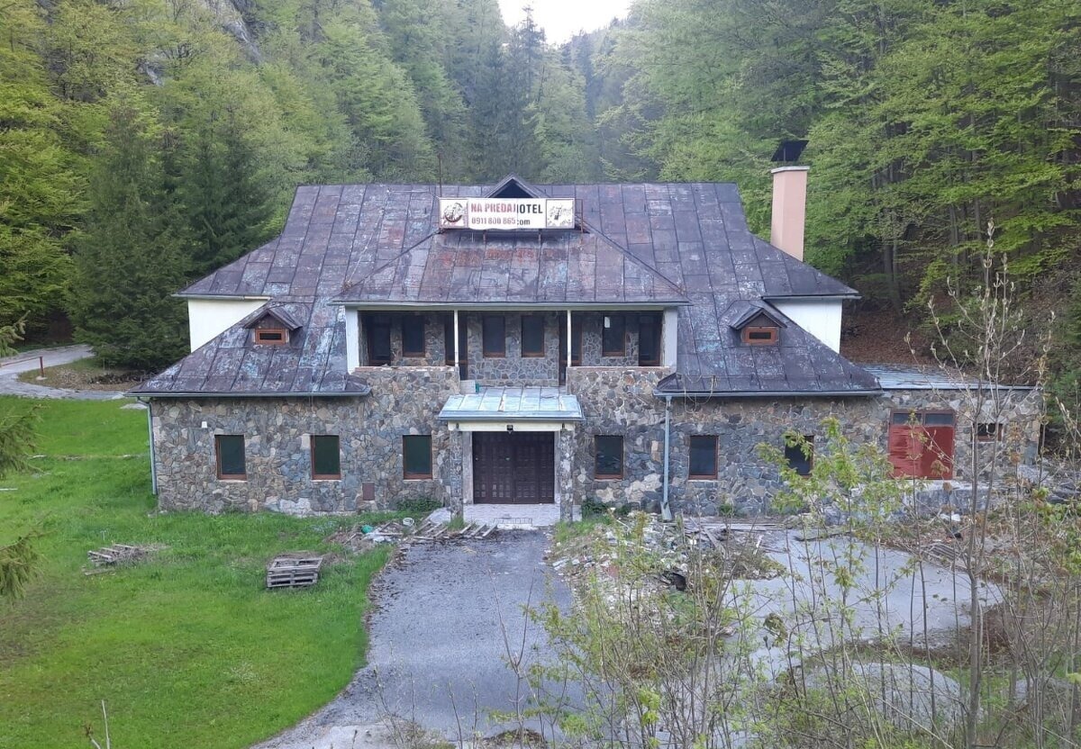 Horský hotel Šturec – čelní pohled na kamennou budovu