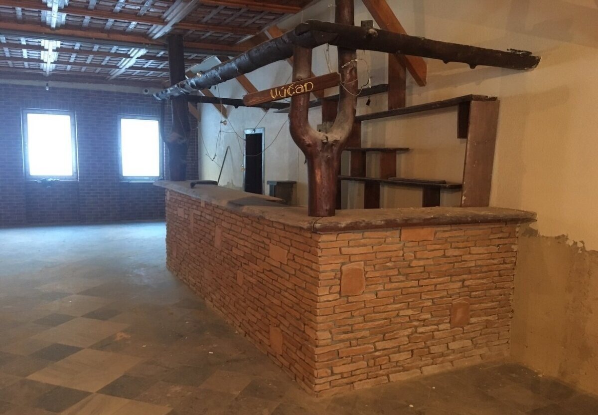 Horský hotel Šturec – prostorná hala s dřevěným krovem (v rekonstrukci)