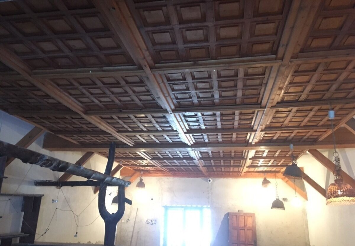Horský hotel Šturec – podkrovní prostor s kazetovým dřevěným stropem