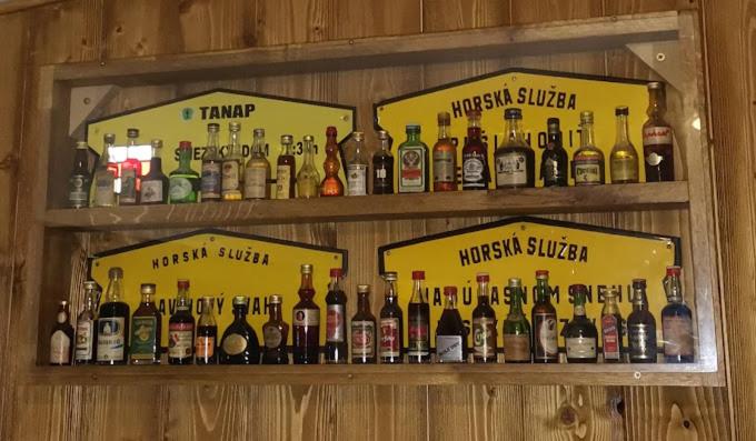 Penzion Kupfer – kavárenská část s barovým pultem