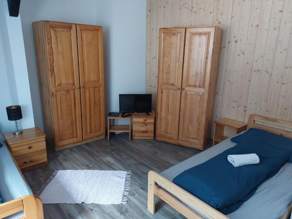 Penzion Kupfer – pokoj s TV a šatní skříní