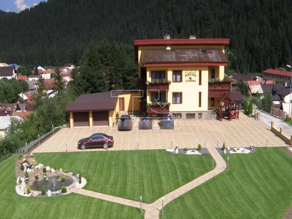 Penzion u Šimona – areál s parkovištěm a zahradou