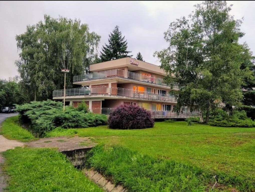 Hotel v zeleni na okraji města